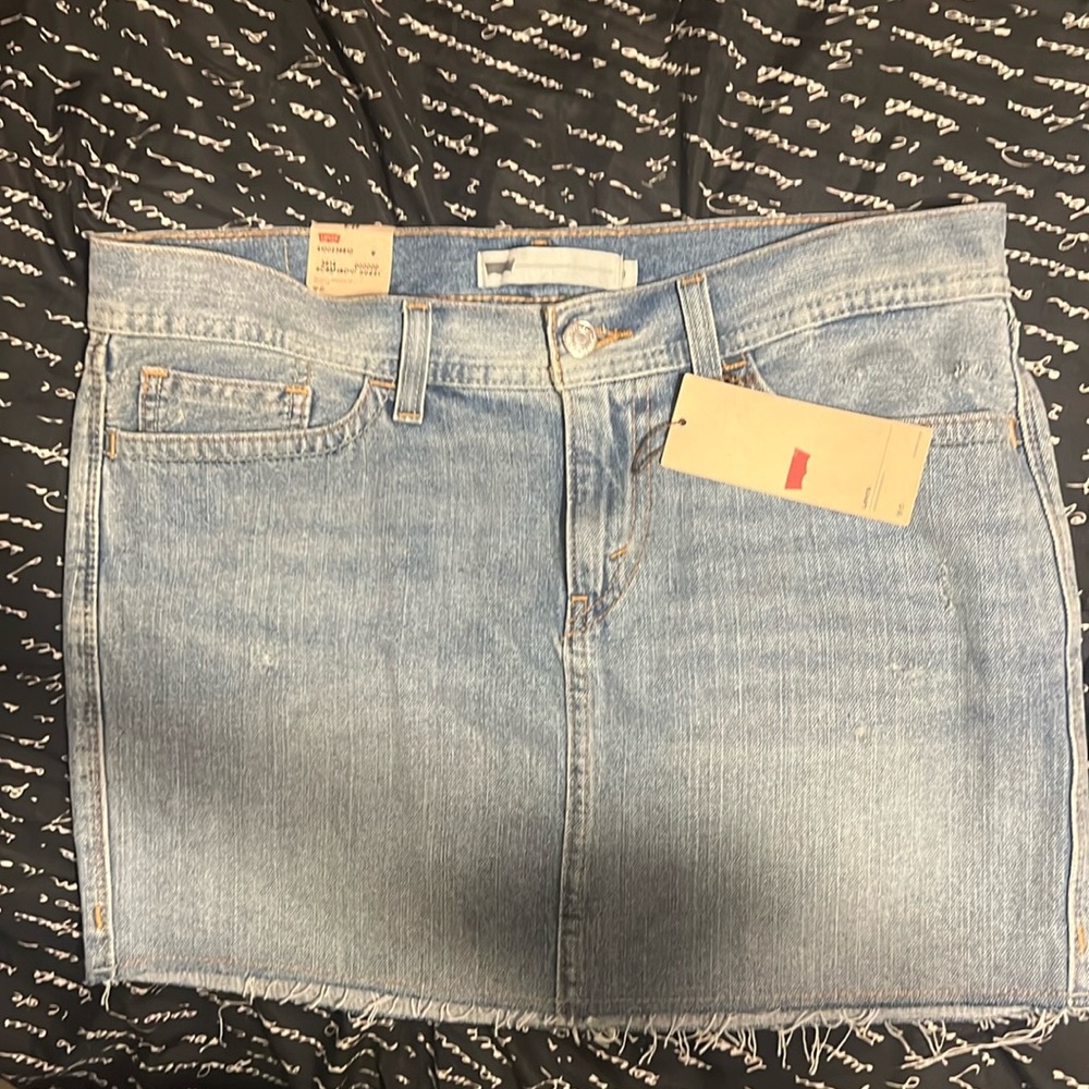 Levi's size 9/29 mini skirt, distressed hem, light wash, NWT